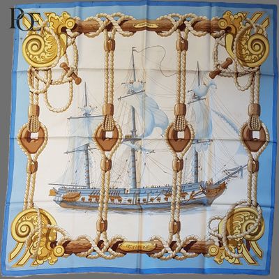 foulard carré bleu et blanc orné d'une illustration représentant un voilier