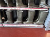 de nombreuses paires de bottes de pluie sur les rayons du magasin