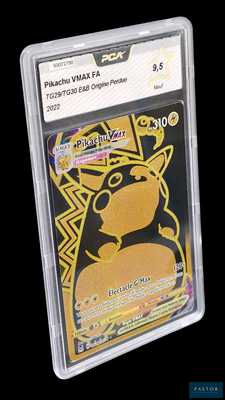 une carte à collectionner Pokémon dans un étui en plastique transparent