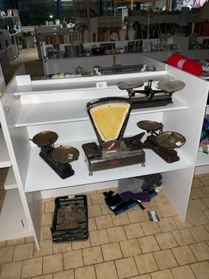 une étagère blanche sur laquelle sont disposés de nombreux objets divers