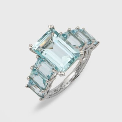un gros plan d'une bague sertie de trois émeraudes