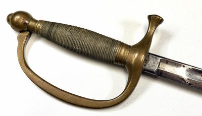 gros plan d'une épée sur une surface blanche