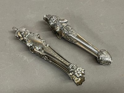 Ensemble de deux pinces à sucre en argent, la première en ar…