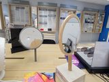 un bureau sur lequel se trouvent un miroir, un ordinateur portable et d'autres objets