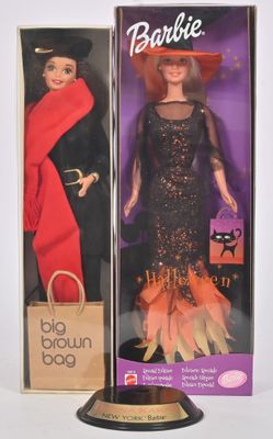 Deux poupées Barbie de couleurs et de modèles différents se trouvent dans une boîte