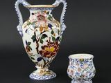 deux vases posés l'un à côté de l'autre sur une table