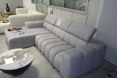 une image d'un salon avec un canapé et une table basse
