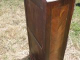 une très vieille armoire en bois au milieu de l'herbe