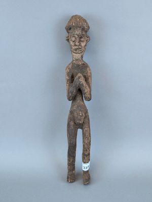 une petite statue représentant un homme tenant un bébé dans ses bras