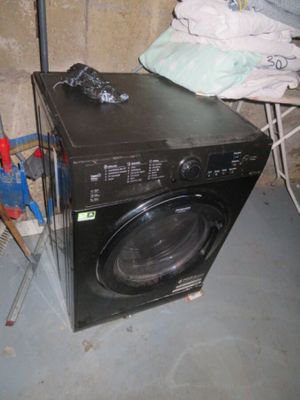 une photo d'une machine à laver dans une pièce sale
