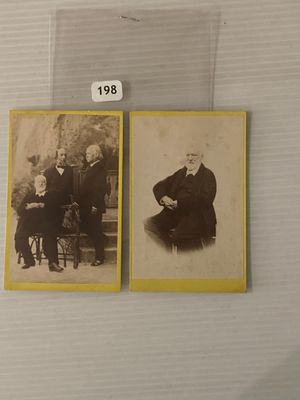 deux vieilles photos d'un homme et d'une femme accrochées au mur