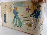 une peinture sur le côté d'une valise posée sur une table