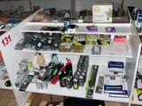 une table sur laquelle sont disposés de nombreux articles dans un magasin
