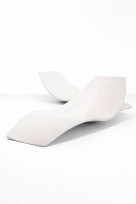une image représentant une sculpture blanche posée sur une surface blanche