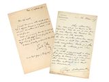 deux vieux papiers portant des notes manuscrites, posés l'un à côté de l'autre