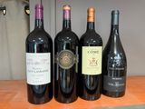trois bouteilles de vin rouge sont alignées sur une table