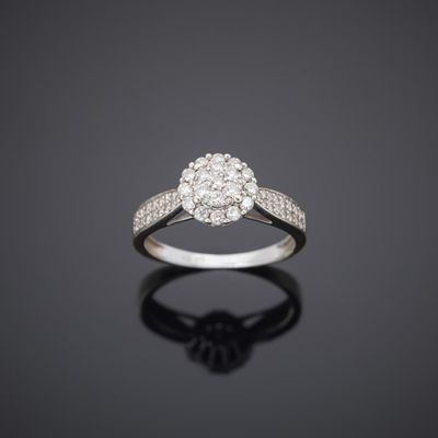 une bague sertie de diamants sur un fond noir