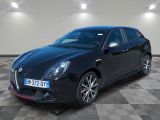 la photo d'une voiture noire garée dans un garage