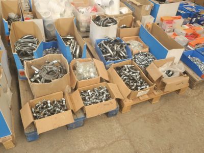 de nombreuses boîtes de vis et d'écrous par terre