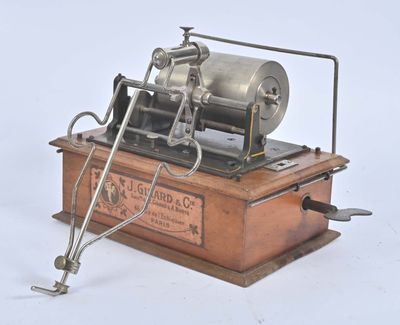 une petite machine posée sur une caisse en bois