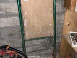 une photo d'une pièce avec une échelle et un espace de travail