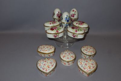 Collection de 12 boîtes en porcelaine fleurie dont 3 oeufs (…