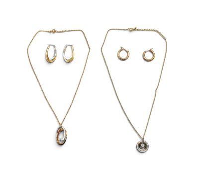 un ensemble composé de trois colliers et boucles d'oreilles sur fond blanc