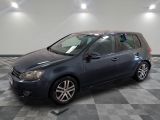 La Volkswagen Golf est garée dans un garage dont le sol est à damier.