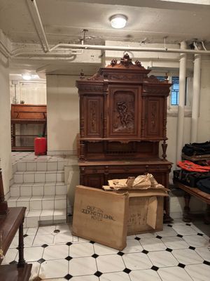 une armoire en bois au milieu d'une pièce