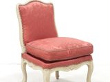 une chaise rembourrée avec un coussin rose rembourré