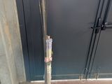 un poteau situé devant une porte