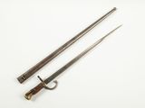 une paire de deux épées, l'une avec un manche en bois et l'autre avec un manche en métal
