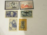 Plusieurs timbres différents sont représentés sur un fond blanc