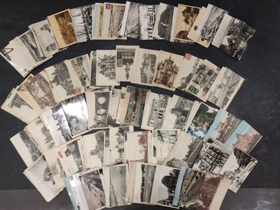 un lot de vieilles cartes postales posées sur une table