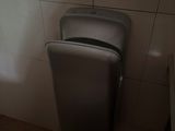 des toilettes et une poubelle dans une petite salle de bains