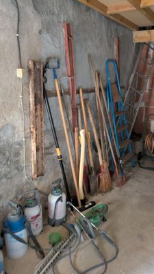 une pièce où il y a beaucoup d'outils, dont certains sont par terre