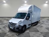 une photo d'un camion de livraison blanc garé dans une pièce