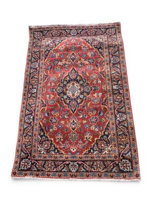 tapis persan antique à motif de médaillon sur fond rouge