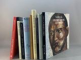 plusieurs livres sont empilés sur une table