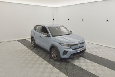 une photo d'un 4x4 bleu garé dans un garage