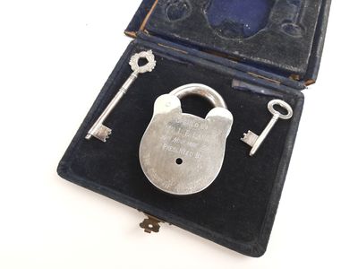 Curiosité -coffret commémoratif contenant un cadenas et sa c…