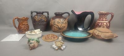 de nombreux vases et bols de toutes sortes sur la table