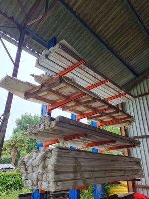 une grande pile de bois posée sur une palette dans un entrepôt