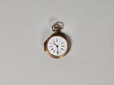 une montre de poche ancienne avec un boîtier en or et des chiffres romains sur le cadran