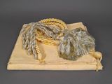 un gros plan sur un morceau de tissu sur lequel est posée une corde