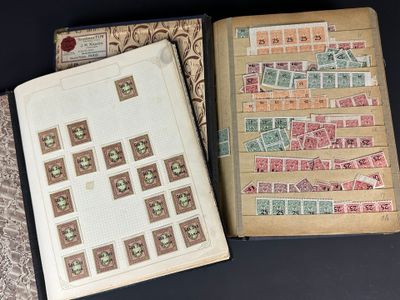 un livre ouvert avec des timbres, posé sur une table