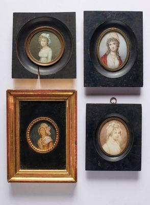 trois portraits encadrés représentant des femmes et un homme, dans un cadre noir