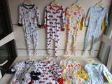 beaucoup de vêtements de bébé accrochés au mur