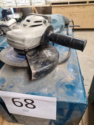 une machine posée sur une boîte