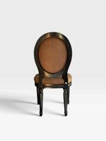 Suite de trois chaises en bois laqué noir, mouluré et sculpt… (photo 6)